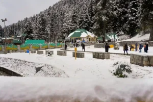 गुलमर्ग में मौसम की पहली बर्फबारी से खिला पर्यटन, बर्फ की सफेद चादर में लिपटा बारामूला