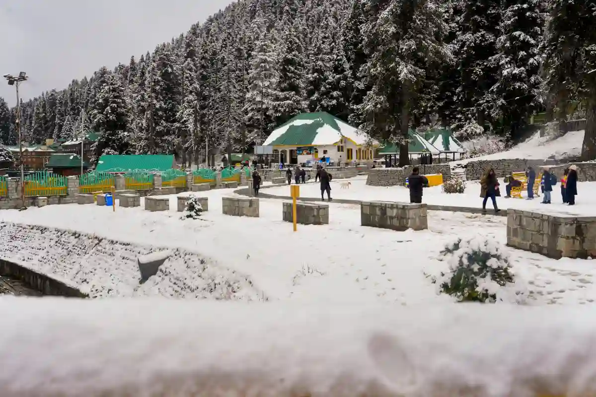 Baramulla Snowfall: गुलमर्ग में मौसम की पहली बर्फबारी, सफेद चादर में लिपटा पर्यटन स्थल