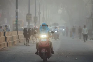 Delhi-NCR AQI: दिल्ली-एनसीआर की हवा में हल्का सुधार, फिर भी ‘बहुत खराब’ श्रेणी में वायु गुणवत्ता; विशेषज्ञ बोले– स्थिति अब भी चिंताजनक