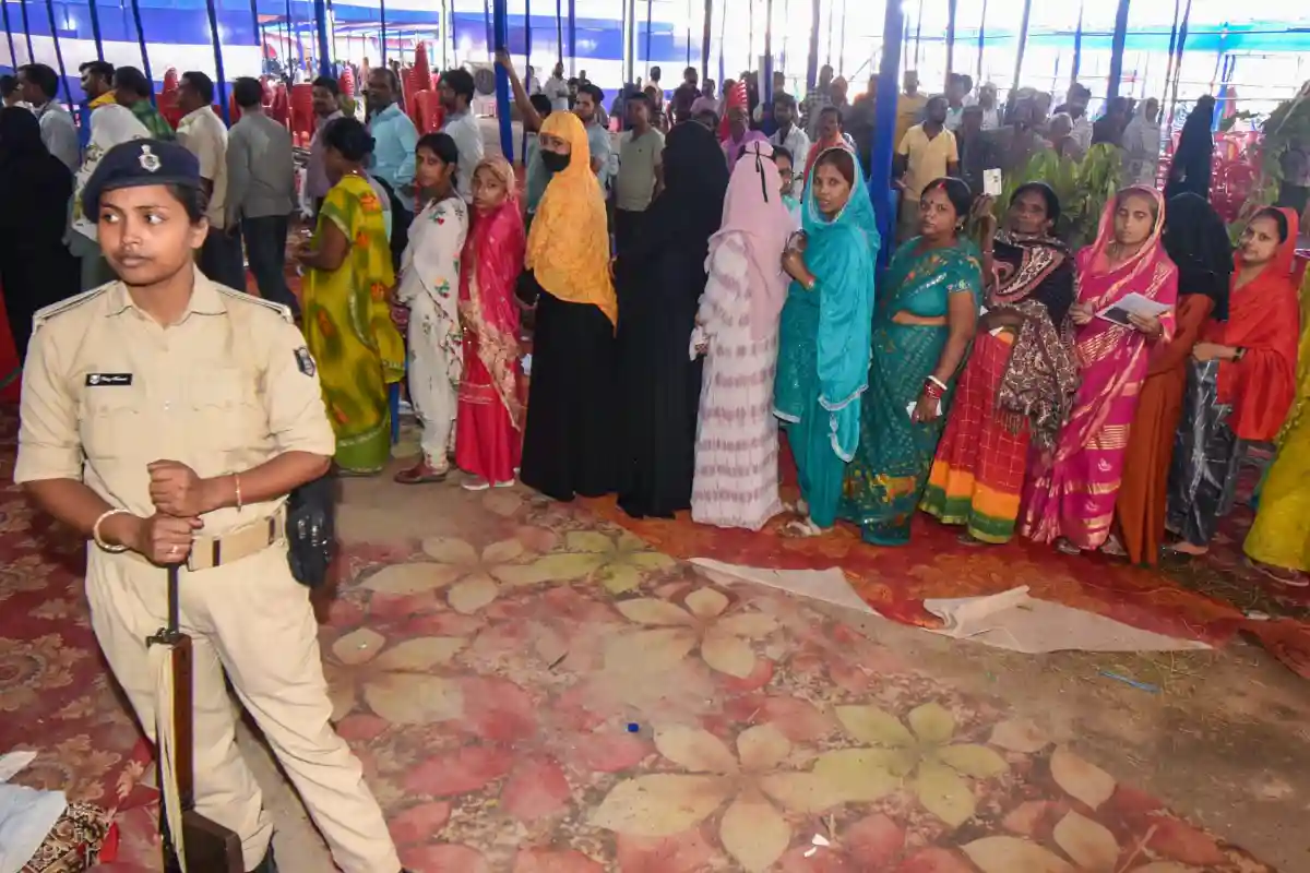 Phase 1 Voting: पहले चरण में दोपहर 1 बजे तक 44.48% मतदान, मतदाताओं में दिखा जबरदस्त उत्साह 2 Bihar Election 2025 Phase 1 Voting: पहले चरण में 44.48% मतदान, मतदाताओं में दिखा उत्साह और नेताओं की किस्मत ईवीएम में बंद