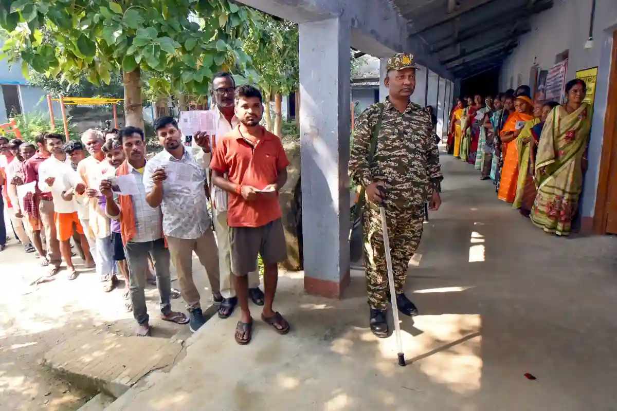 Phase 1 Voting: पहले चरण में दोपहर 1 बजे तक 44.48% मतदान, मतदाताओं में दिखा जबरदस्त उत्साह 3 Bihar Election 2025 Phase 1 Voting: पहले चरण में 44.48% मतदान, मतदाताओं में दिखा उत्साह और नेताओं की किस्मत ईवीएम में बंद