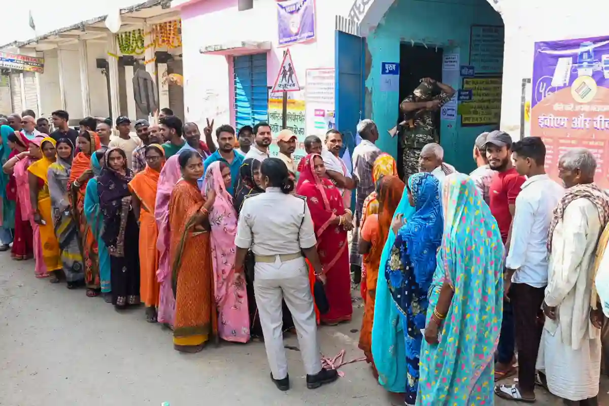 Phase 1 Voting: पहले चरण में दोपहर 1 बजे तक 44.48% मतदान, मतदाताओं में दिखा जबरदस्त उत्साह 4 Bihar Election 2025 Phase 1 Voting: पहले चरण में 44.48% मतदान, मतदाताओं में दिखा उत्साह और नेताओं की किस्मत ईवीएम में बंद