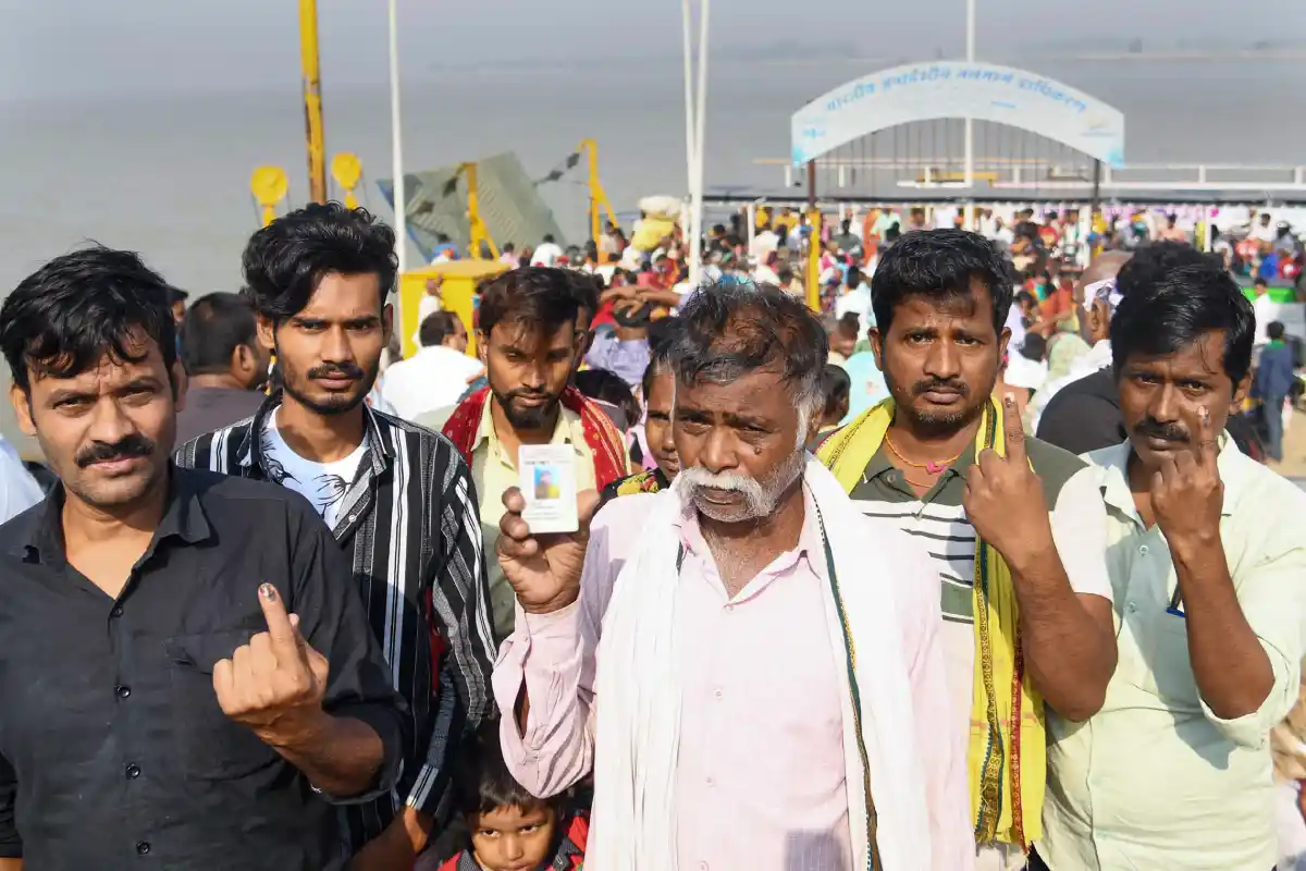 Bihar Election 2025: राजद के बिजली कटौती आरोपों पर चुनाव आयोग का जवाब, कहा मतदान पूरी तरह सुचारू