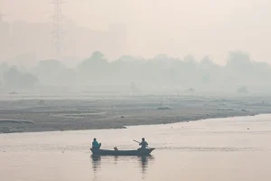 Delhi Air Pollution 2025: दिल्ली में वायु फिर हुई विषाक्त, पराली और धीमी पवन गति बनी मुख्य वजह