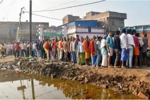 Bihar Chunav 2025: बिहार के इस गांव में 20 वर्षों बाद लौटे लोकतंत्र की आवाज, मतदाता अपने ही गांव में डाले वोट