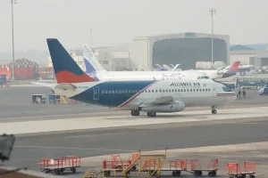 Delhi Airport Flight Delay: दिल्ली हवाई अड्डे पर तकनीकी विफलता, 100 से अधिक उड़ानों में देरी, यात्रियों को झेलनी पड़ी कठिनाई