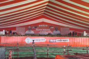 Narendra Modi Rally: पश्चिमी चंपारण में प्रधानमंत्री नरेंद्र मोदी की विशाल जनसभा से गूंजा चंपारण, एनडीए ने दिखायी शक्ति