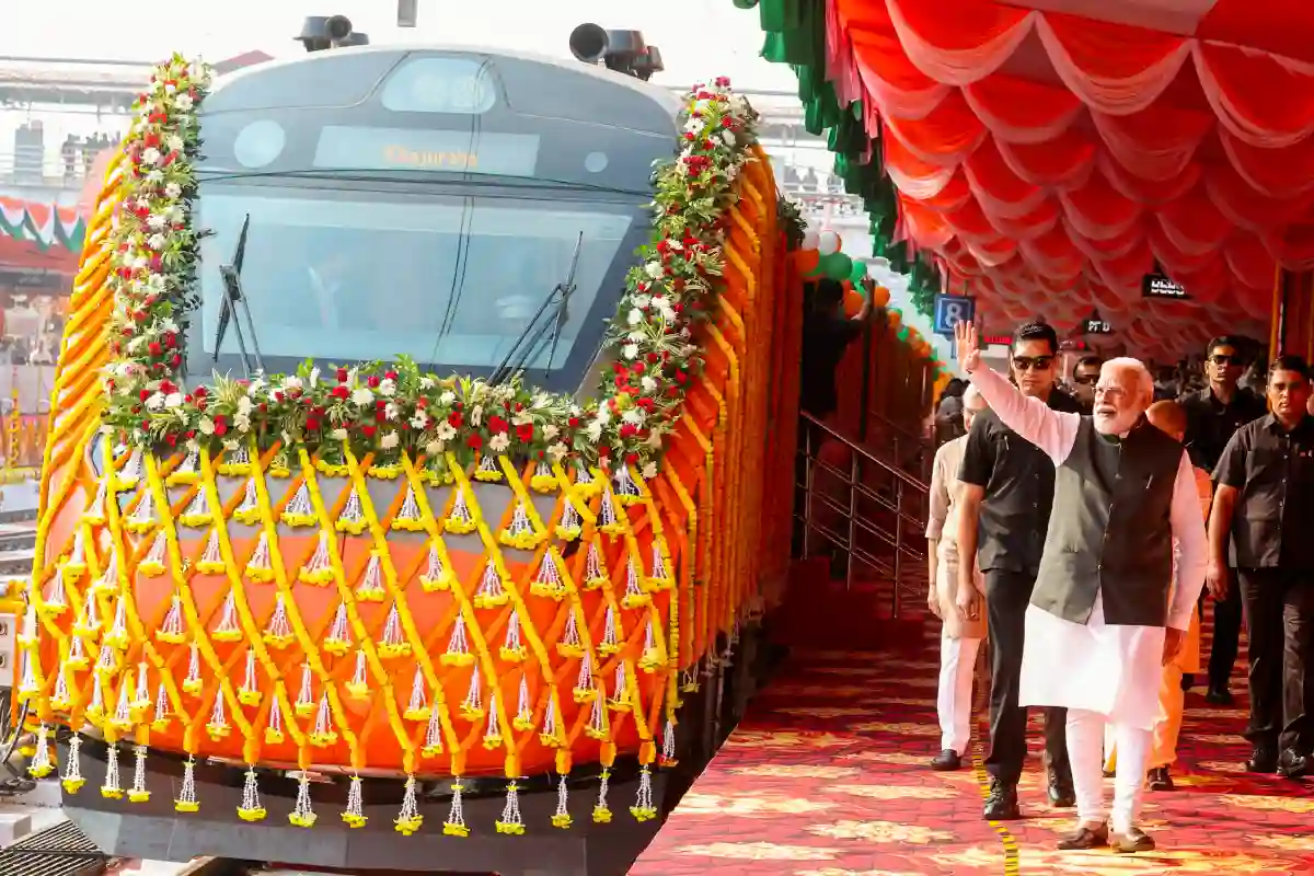New Vande Bharat Trains 2025: पीएम मोदी ने वाराणसी से दी चार नई ट्रेनों की सौगात, दो यूपी से चलेंगी