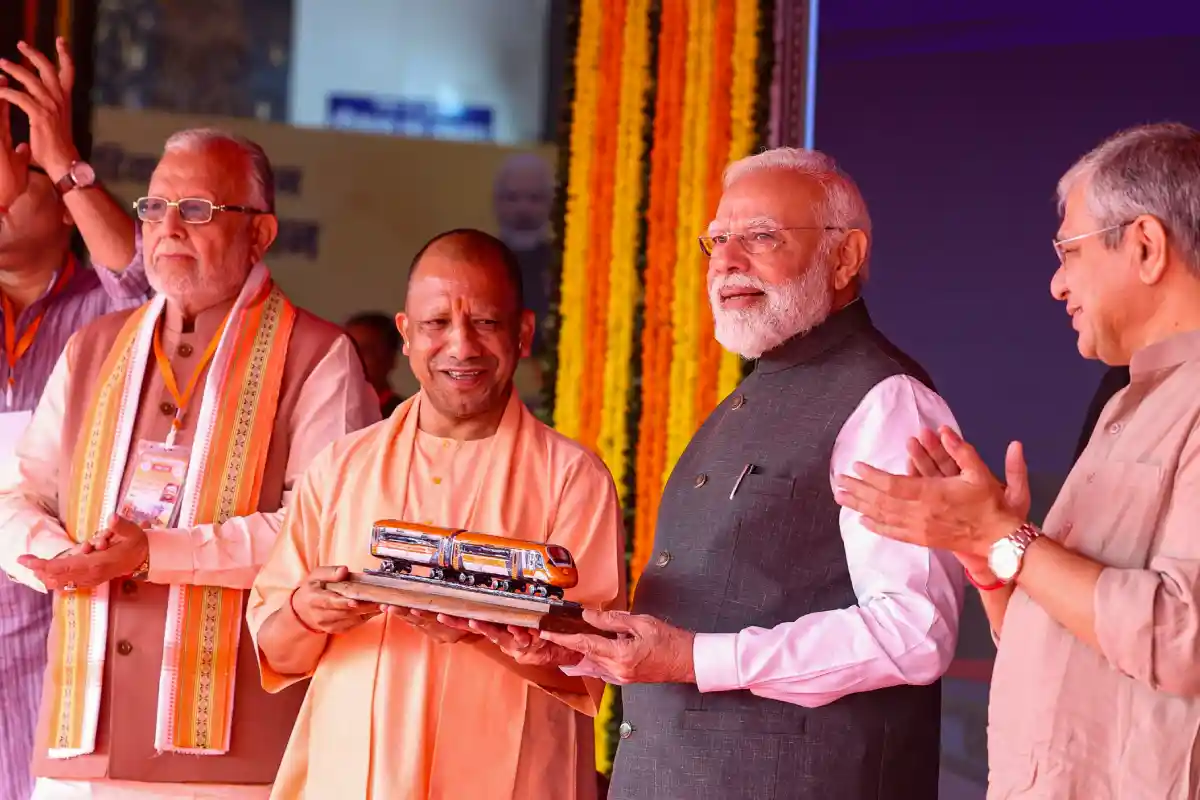 New Vande Bharat Trains: प्रधानमंत्री मोदी ने देश को दी चार नई वंदे भारत ट्रेनों की सौगात, दो ट्रेनें चलेंगी उत्तर प्रदेश से 3 New Vande Bharat Trains 2025: पीएम मोदी ने वाराणसी से दी चार नई ट्रेनों की सौगात, दो यूपी से चलेंगी