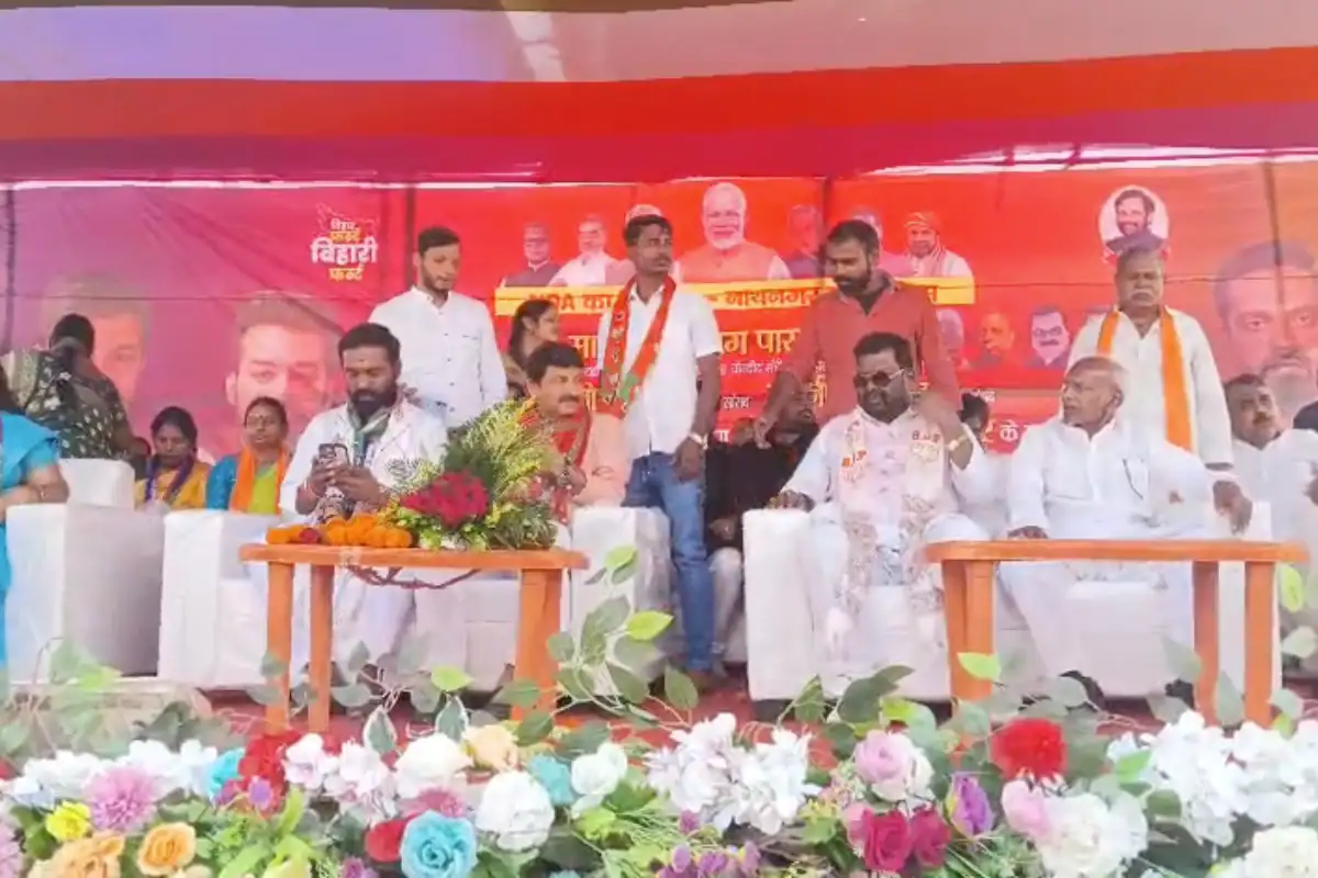 Manoj Tiwari Bhagalpur Election: लैलक में मनोज तिवारी का भोजपुरी जलवा, मिथुन कुमार के समर्थन में गाकर किया प्रचार 4 Manoj Tiwari Bhagalpur Election: मनोज तिवारी ने लैलक में गाना गाकर किया लोजपा प्रत्याशी मिथुन कुमार के समर्थन में प्रचार