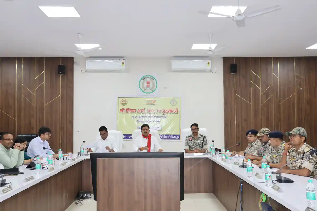 Bijapur Naxal Unmoolan: उपमुख्यमंत्री विजय शर्मा ने बीजापुर में नक्सल उन्मूलन और विकास कार्यों की समीक्षा की 2 Bijapur Naxal Unmoolan