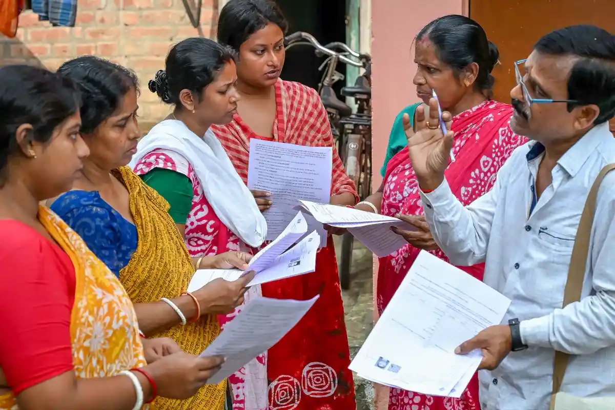West Bengal SIR: मतदाता सूची में नाम जुड़वाने को लेकर प्रवासी श्रमिकों में चिंता, घर लौटें या काम बचाएं?