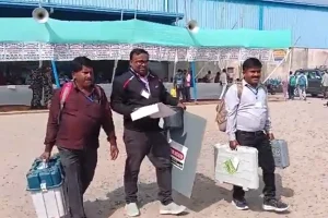 Narkatiaganj Election 2025: नरकटियागंज में मतदान दल रवाना, ईवीएम-वीवीपैट जांच के बाद कड़ी सुरक्षा व्यवस्था