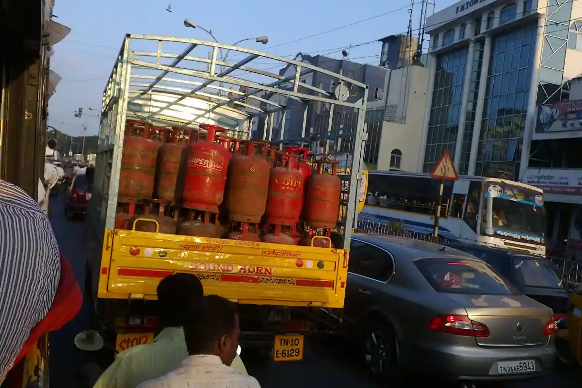 अरियालुर में गैस सिलेंडर ट्रक पलटने से मचा धमाका, ड्राइवर ने कूदकर बचाई जान, बड़ा हादसा टला