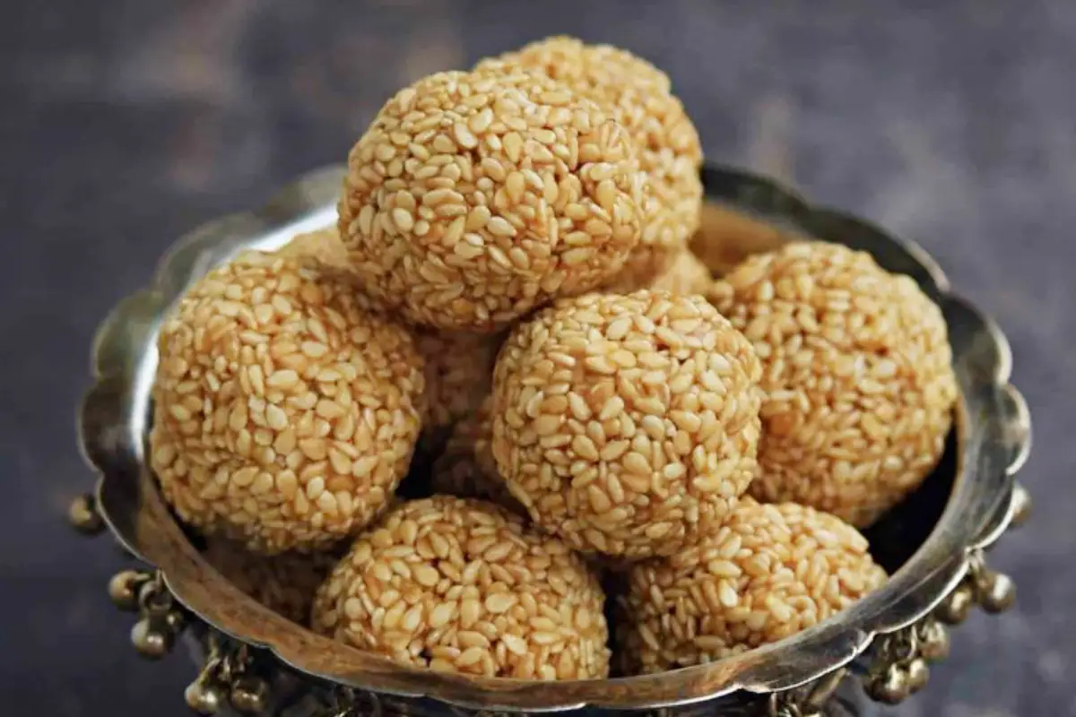 Gud and Til Benefits: सर्दियों में तिल और गुड़ खाने से दूर रहेंगी 7 बड़ी बीमारियां, जानें कैसे करता है शरीर को मजबूत | Winter Health Tips