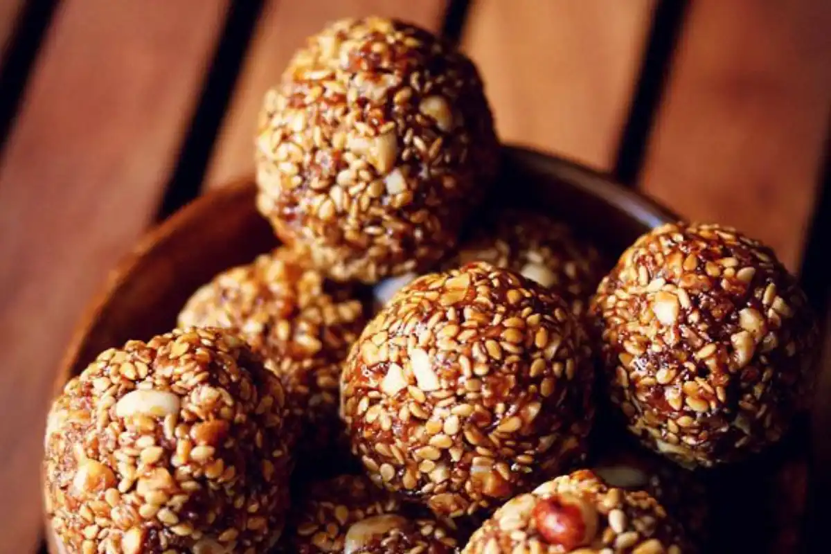 Winter Health Tips: सर्दियों में तिल और गुड़ बने अमृत समान, जानिए सेहत से जुड़ी 7 बड़ी परेशानियों से कैसे बचाते हैं ये दोनों 2 Gud and Til Benefits: सर्दियों में तिल और गुड़ खाने से दूर रहेंगी 7 बड़ी बीमारियां, जानें कैसे करता है शरीर को मजबूत | Winter Health Tips