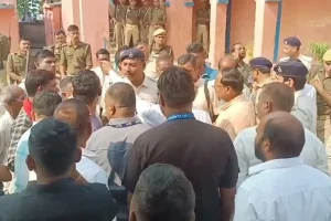 Bihar Politics: सुगौली में मिली वीवीपैट पर्चियों का बंडल, चुनावी लापरवाही से मचा हड़कंप