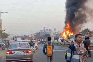 पुणे में भीषण सड़क हादसा: पुल पर ट्रक ने छह गाड़ियों को मारी टक्कर, आठ लोग जिंदा जले