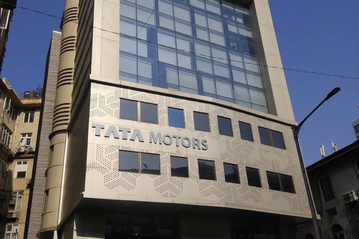 Tata Motors Demerger: Q2 में 867 करोड़ का घाटा, शेयर में 4.5% गिरावट और ब्रोकरेज की नई रेटिंग