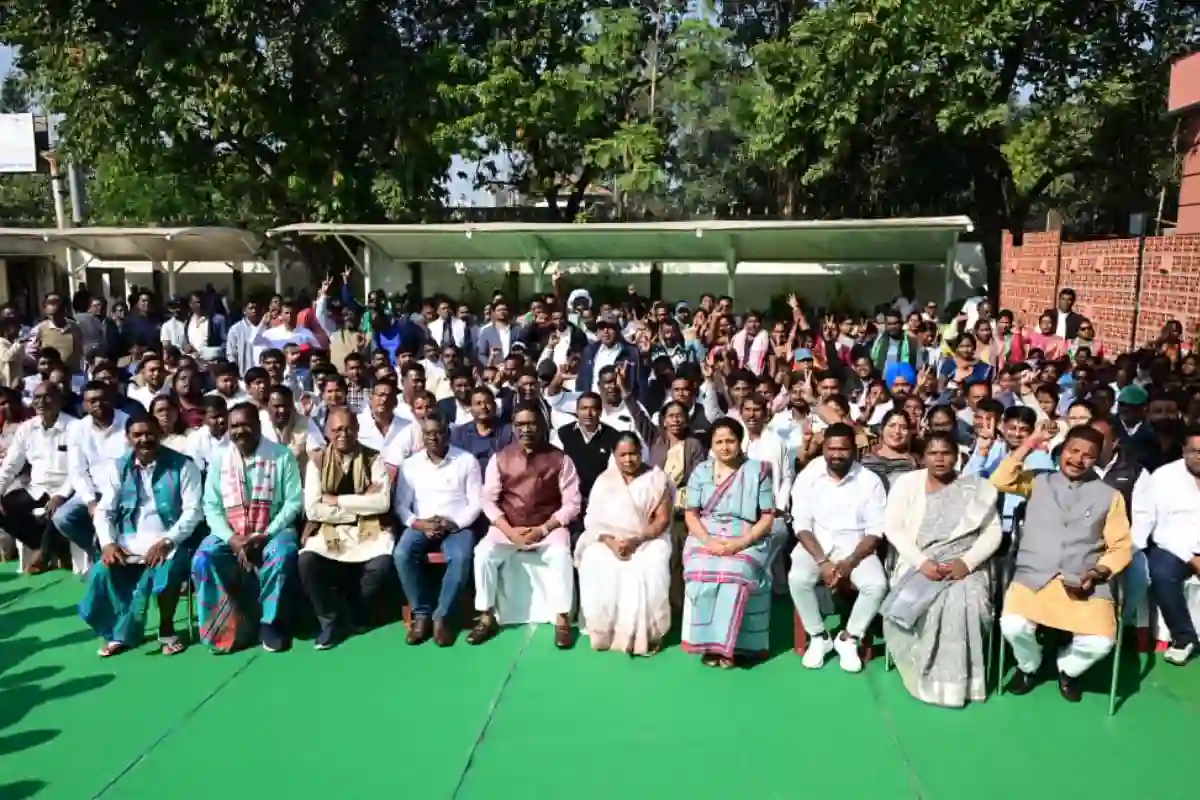 Ranchi News: घाटशिला के नवनिर्वाचित विधायक सोमेश सोरेन ने मुख्यमंत्री हेमंत सोरेन से की मुलाकात, जीत पर मिली बधाई 1 Somesh Soren Meets CM Hemant: घाटशिला विधायक सोमेश सोरेन ने मुख्यमंत्री हेमंत सोरेन से की मुलाकात, पिता के अधूरे सपनों को पूरा करने का लिया संकल्प