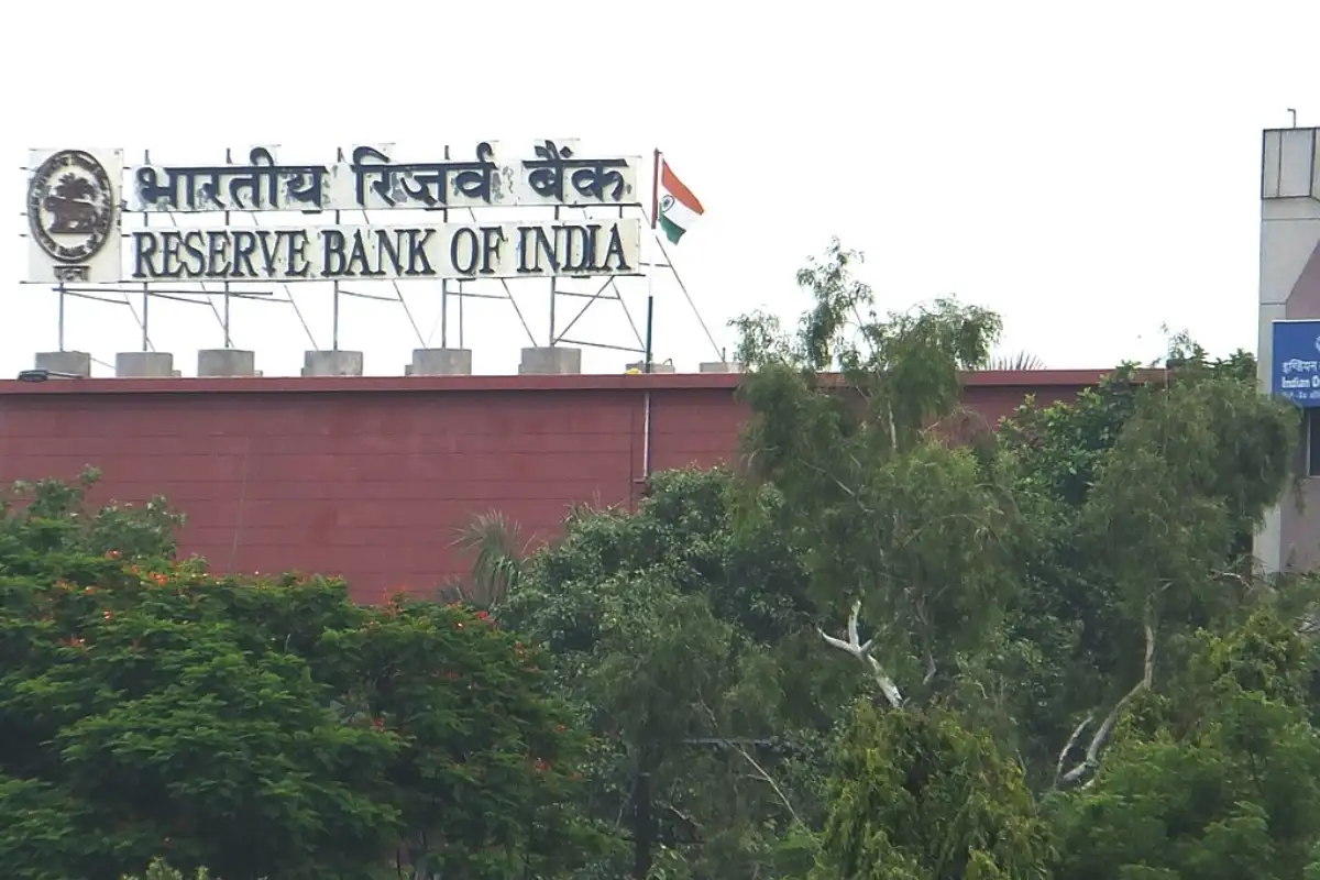 RBI Repo Rate December 2025: अगले महीने घट सकती है रेपो रेट, होम लोन की ईएमआई होगी सस्ती या महंगी