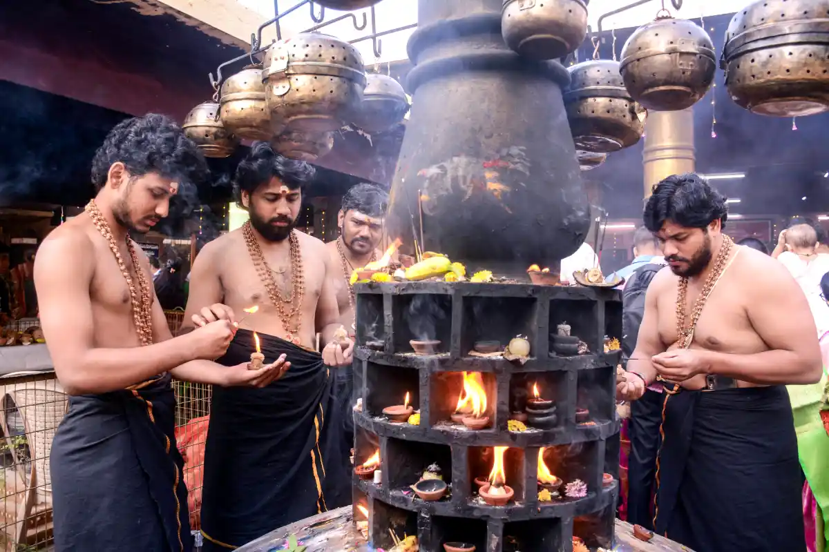 Karthika Somavaram 2025: विशाखापत्तनम के मंदिरों में भक्तों की भीड़, दीपारादना से गूंजे धार्मिक राग