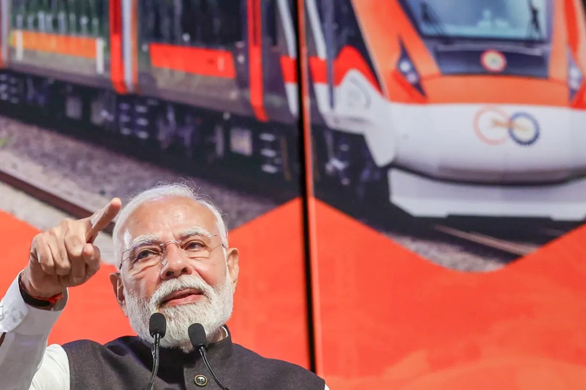 कर्नाटक के मुख्यमंत्री सिद्धारमैया ने प्रधानमंत्री को सौंपा पंचसूत्रीय ज्ञापन; रायचूर में एम्स स्थापना, बाढ़ राहत और परियोजना अनुमोदन की माँग तेज 5 PM Modi in Karnataka