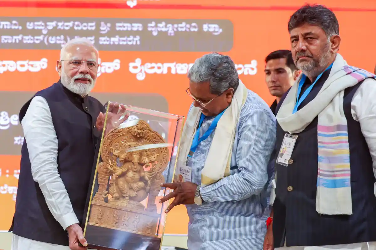 कर्नाटक के मुख्यमंत्री सिद्धारमैया ने प्रधानमंत्री को सौंपा पंचसूत्रीय ज्ञापन; रायचूर में एम्स स्थापना, बाढ़ राहत और परियोजना अनुमोदन की माँग तेज 2 PM Modi In Narendra Modi