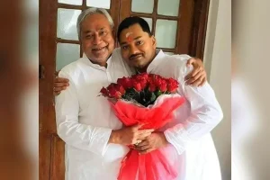 Nitish Kumar’s Son: एनडीए की ऐतिहासिक जीत के बाद वायरल हुई तस्वीर, निशांत के गले में पिता नीतीश की भावुक मुस्कुराहट ने दिलों को छू गई