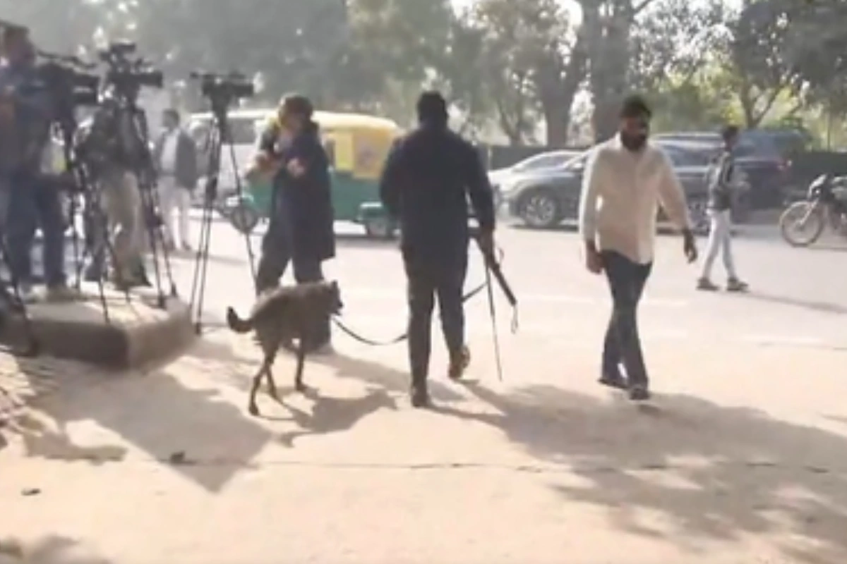 Delhi Bomb Threat News: दिल्ली के स्कूलों और कोर्टों को बम की धमकी, तुरंत खाली किए गए, पुलिस जांच में