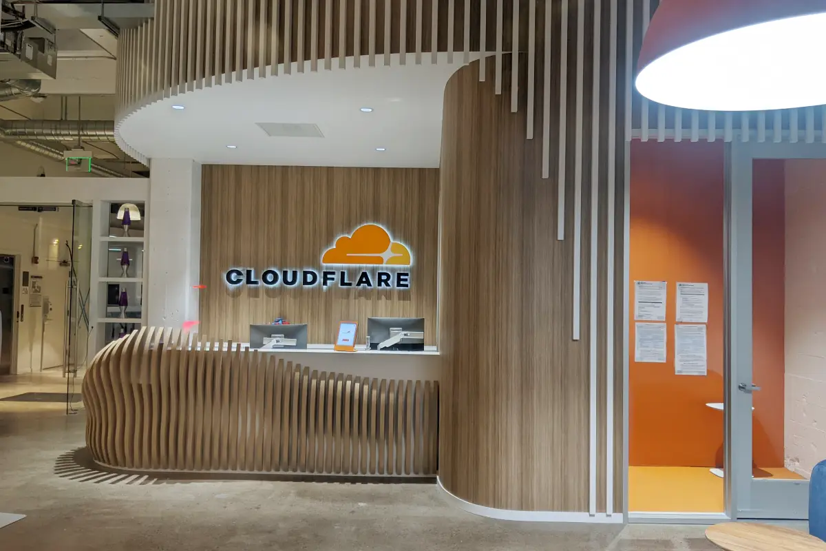 Cloudflare Outage: वैश्विक इंटरनेट सेवाओं पर बड़ा असर, X और कई वेबसाइट्स ठप