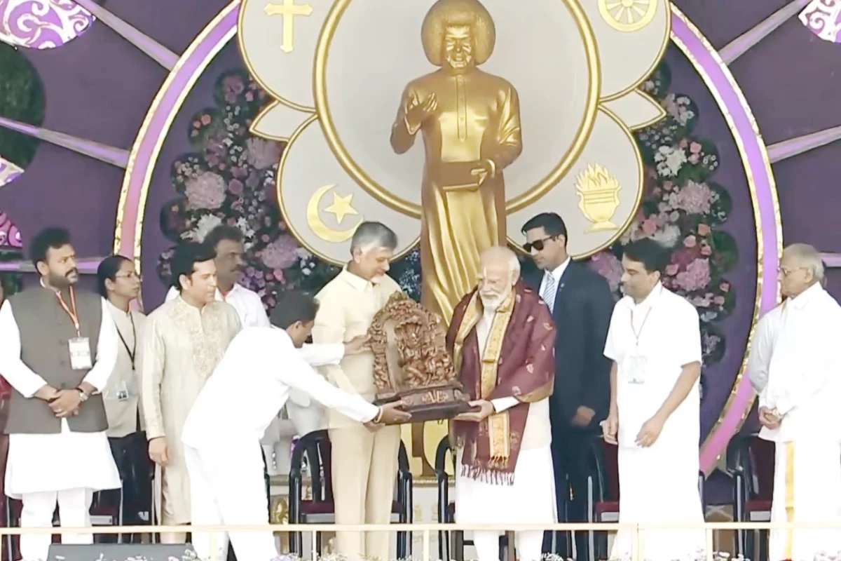 प्रधानमंत्री मोदी ने पुट्टापार्थी में सत्य साई बाबा के महासमाधि स्थल पर अर्पित की गहरी श्रद्धांजलि 2 Sathya Sai Baba Centenary