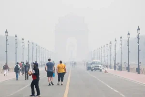 दिल्ली में भयावह प्रदूषण पर सर्वोच्च न्यायालय की सख्ती: खेल गतिविधियाँ स्थगित करने और श्रमिकों को भत्ता देने के निर्देश