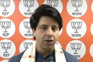 कांग्रेस पर ‘इंदिरा नाज़ी कांग्रेस’ के आरोप: थरूर की मोदी प्रशंसा पर मचा बवाल, BJP का तीखा प्रहार