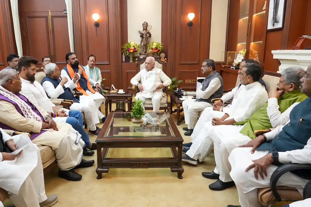 Nitish Kumar Resignation Bihar: नीतीश कुमार ने राज्यपाल को सौंपा इस्तीफा, एनडीए सरकार बनाने का दावा किया