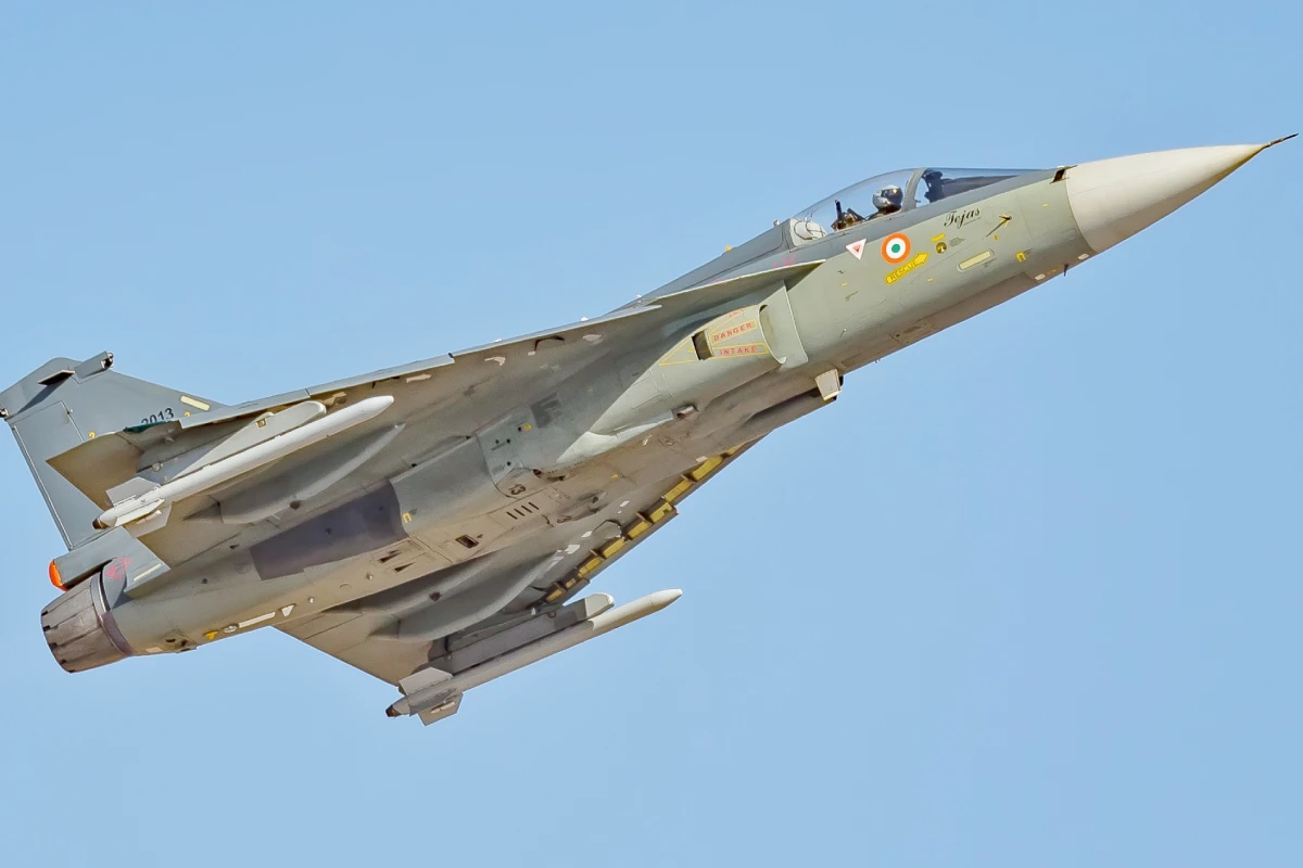 Tejas Fighter Jet Crash: दुबई एयर शो में तेजस विमान दुर्घटनाग्रस्त, पायलट की मौत | स्वदेशी लड़ाकू विमान की क्षमताएं