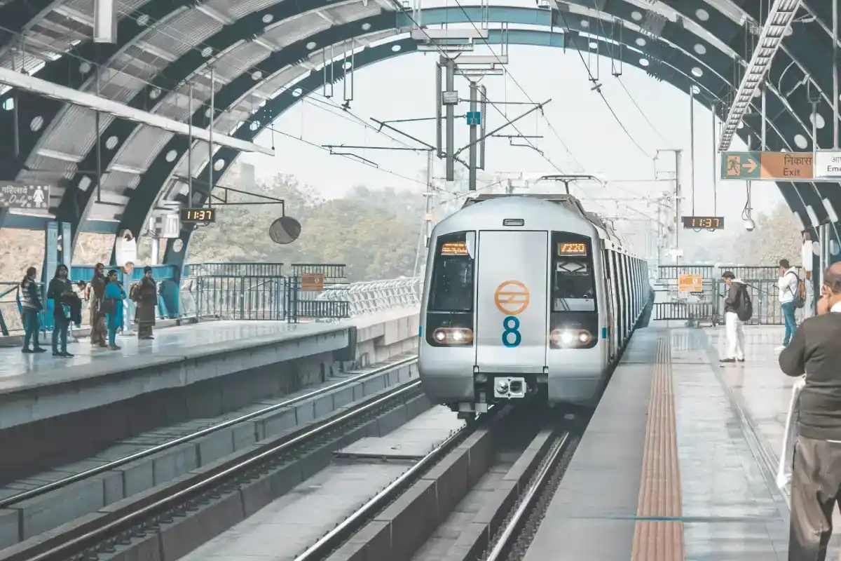 Delhi Pollution: दिल्ली मेट्रो पर 3.8 लाख का जुर्माना, प्रदूषण नियम उल्लंघन पर कार्रवाई