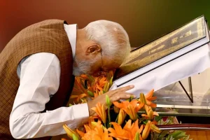 गरीब से प्रधानमंत्री बनने तक: मोदी का संदेश और संविधान की भूमिका