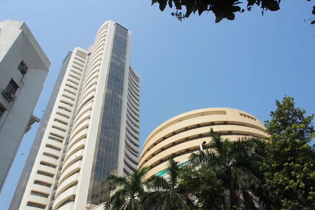 Sensex: बाजार में जोरदार तेजी, रिकॉर्ड ऊंचाई से सिर्फ कुछ अंक दूर