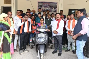 वनांचल की दिव्यांग आंगनबाड़ी कार्यकर्ता को उपमुख्यमंत्री ने दिलाई स्कूटी, 10 दिन में पूरी हुई मांग