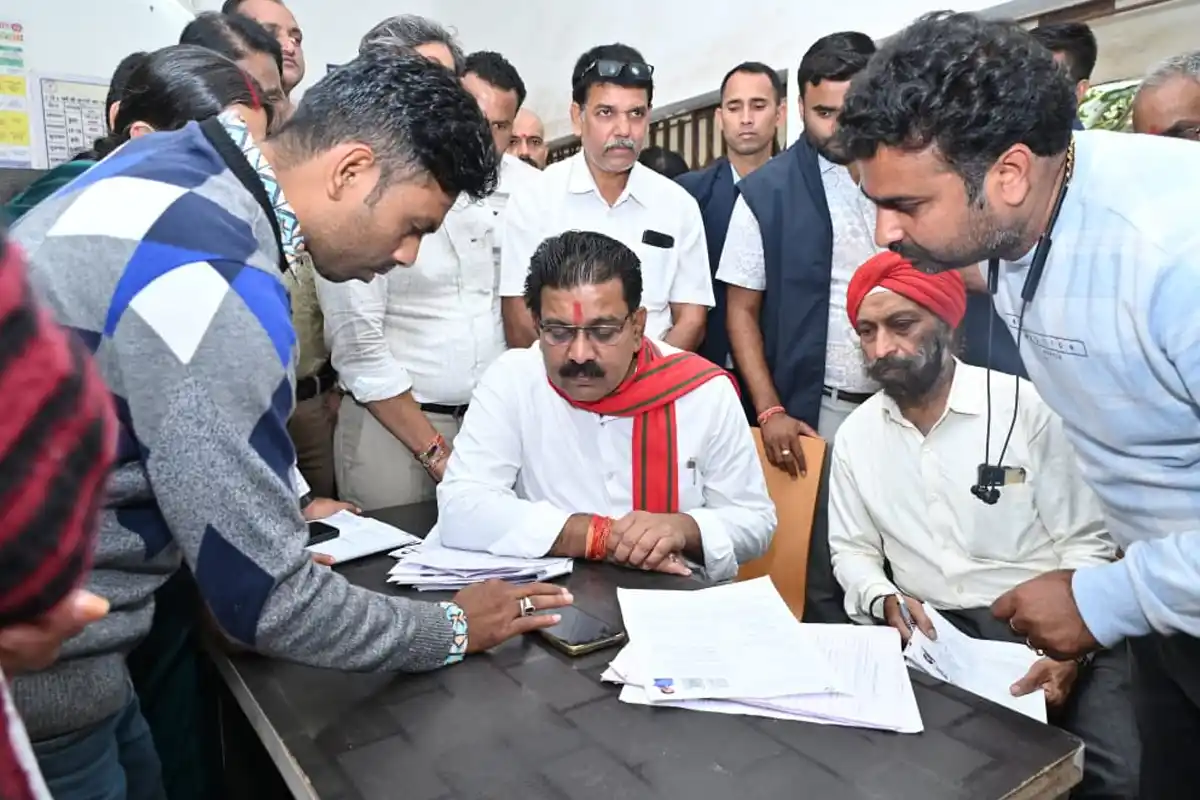 Vijay Sharma on Chhattisgarh SIR: उपमुख्यमंत्री ने कवर्धा में भरा एसआईआर फॉर्म, मतदाता सूची शुद्धिकरण पर दिया जोर