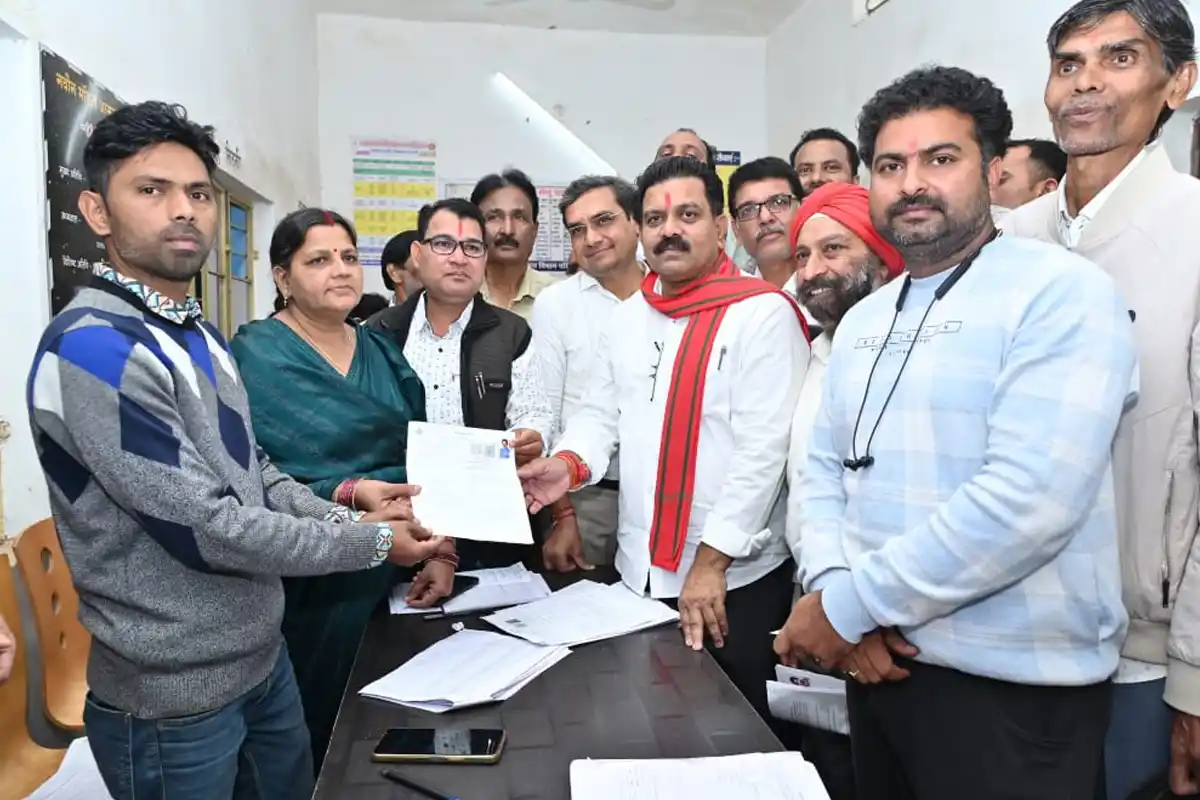 Vijay Sharma on Chhattisgarh SIR: उपमुख्यमंत्री ने कवर्धा में भरा एसआईआर फॉर्म, मतदाता सूची शुद्धिकरण पर दिया जोर