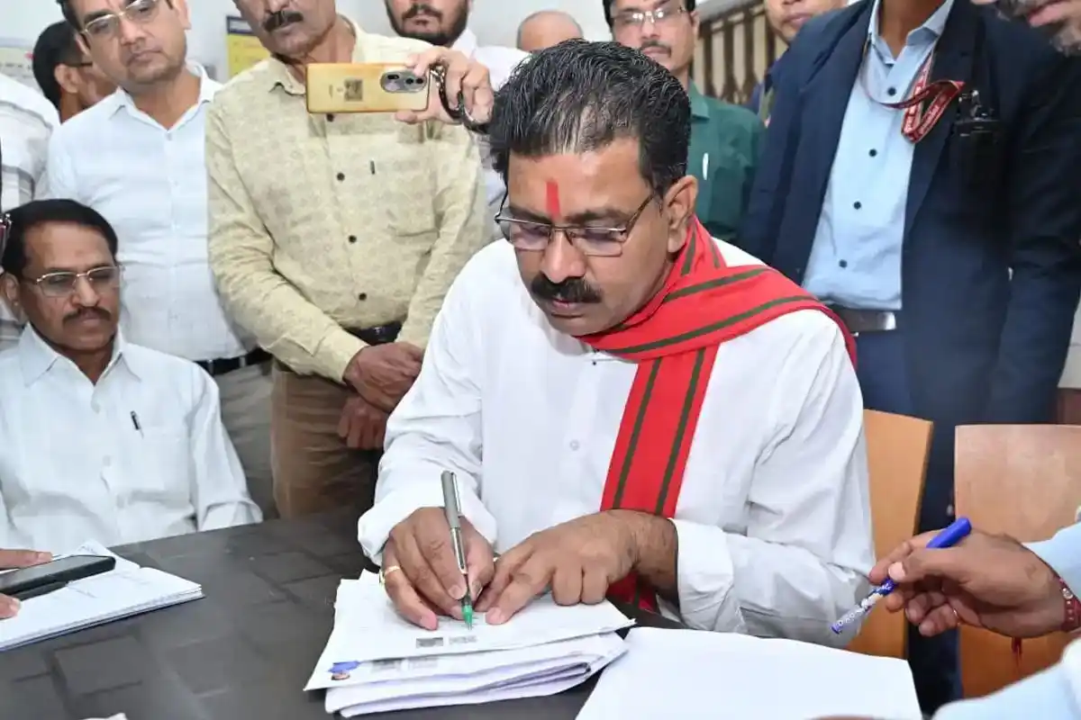 UP SIR: एसआईआर अभियान में लापरवाही पर 17 पर्यवेक्षकों की सख्त कार्रवाई