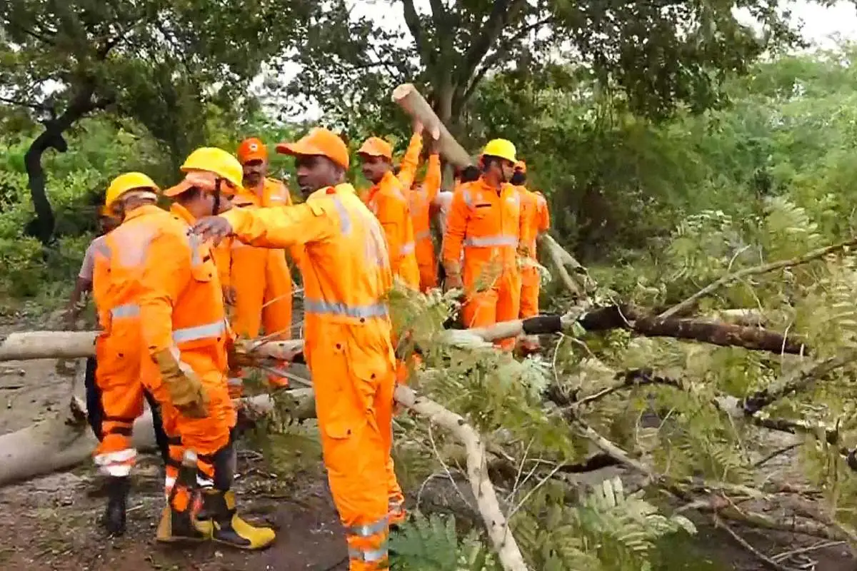 Cyclone Ditwah: तमिलनाडु सरकार ने तैयारी तेज की और राहत दल बढ़ाए