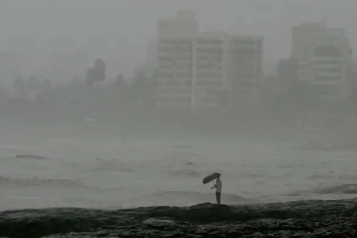 Cyclone Ditwah Alert: चक्रवाती तूफान दित्वा ने श्रीलंका में मचाया कहर, भारत में भारी बारिश का अलर्ट