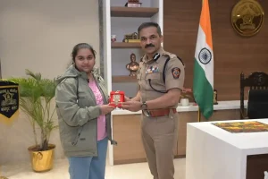 बिना प्रशिक्षण सातवीं कक्षा की छात्रा तेजस्वी ने बनाई अद्भुत पेंटिंग, पुलिस आयुक्त ने की सराहना