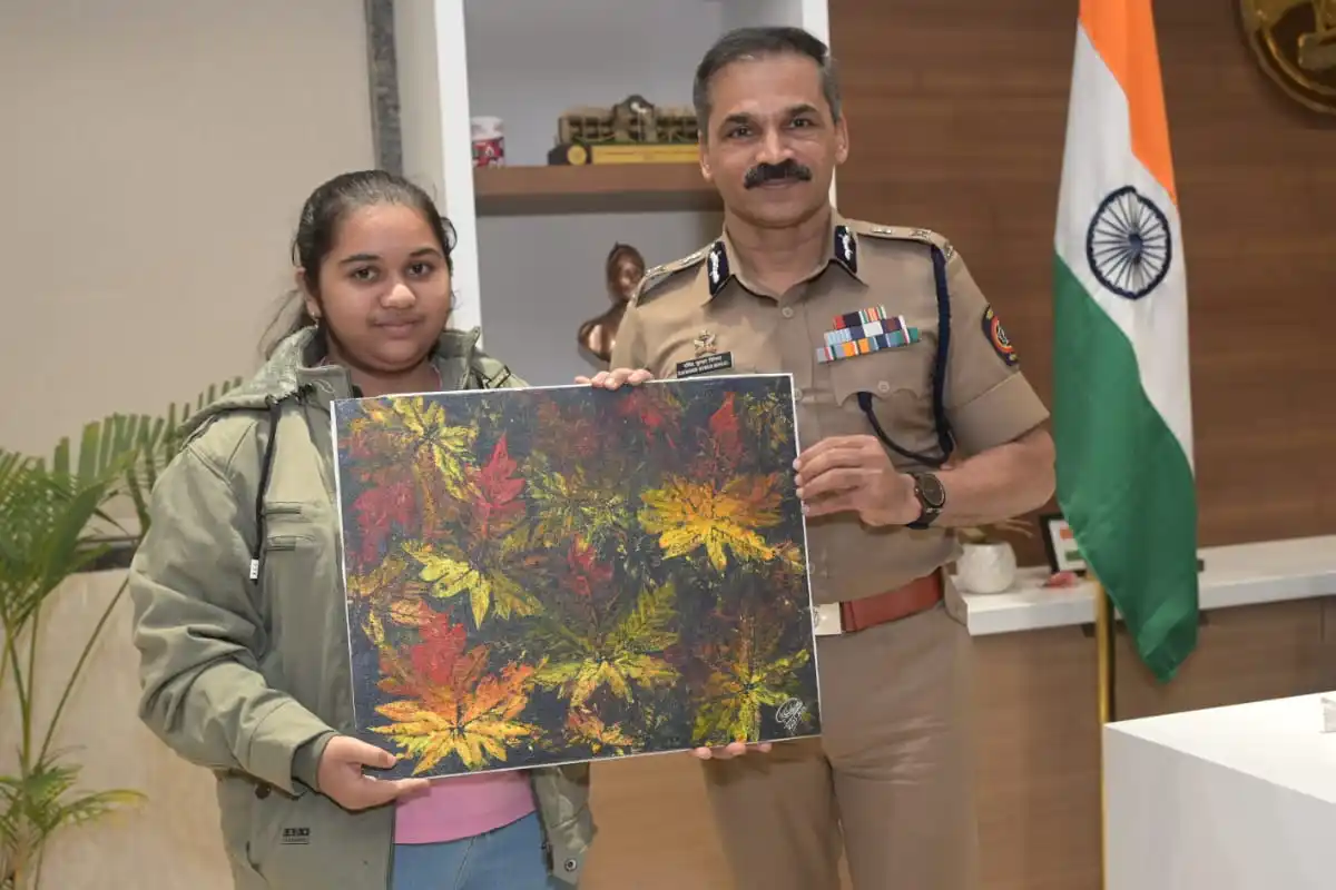 बिना प्रशिक्षण सातवीं कक्षा की छात्रा तेजस्वी ने बनाई अद्भुत पेंटिंग, पुलिस आयुक्त ने की सराहना 11 Nagpur News: सातवीं कक्षा की छात्रा की अद्भुत कलाकृति से पुलिस आयुक्त हुए प्रभावित