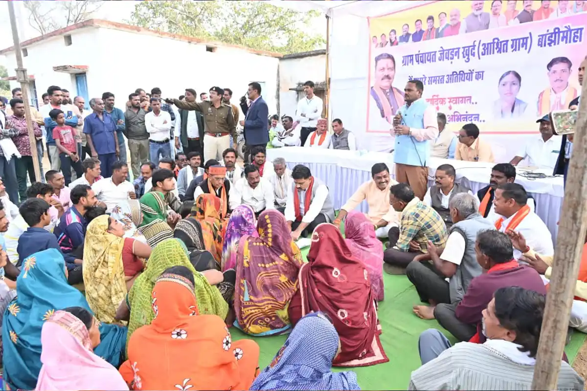 उपमुख्यमंत्री विजय शर्मा ने चरडोंगरी और बांझी में चौपाल लगाकर की ग्रामीणों से सीधी बातचीत, विकास कार्यों की घोषणाएं कीं 13 Vijay Sharma: उपमुख्यमंत्री ने चरडोंगरी और बांझी में ग्रामीणों से की सीधी बातचीत