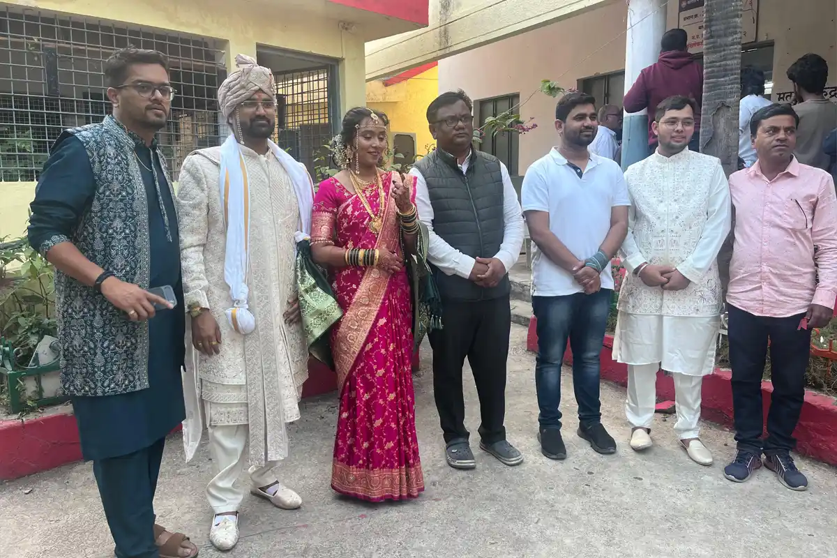 शादी के दिन दुल्हन ने निभाया मतदान का फर्ज, कटोल में युवती का प्रेरक कदम 12 Katol Election 2025: शादी के दिन दुल्हन ने किया मतदान, भैरवी महाजन की प्रेरक कहानी