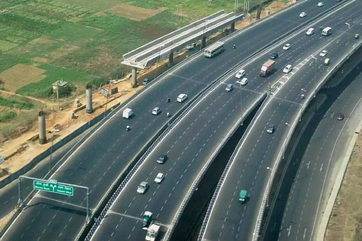NHAI Jio Partnership: राजमार्गों पर यात्रियों को मोबाइल पर मिलेगी खतरे की चेतावनी